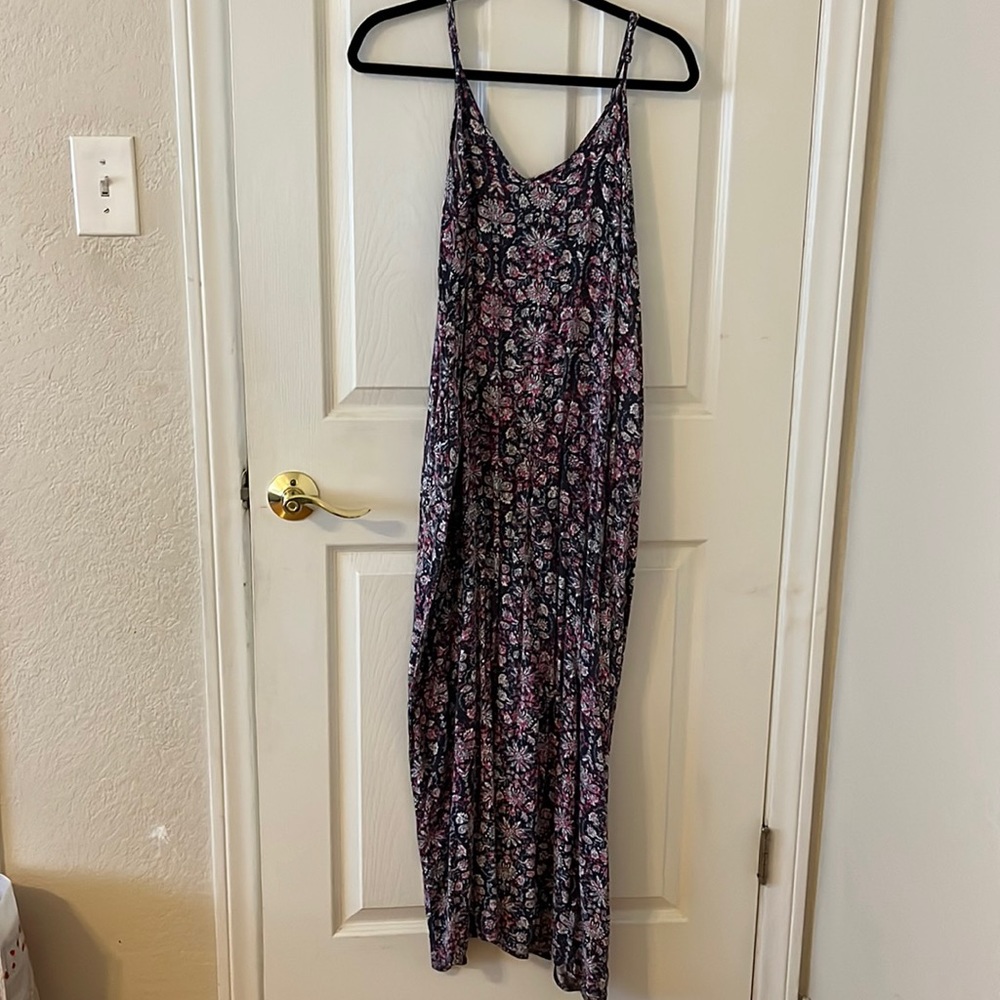 Purple floral pattern flowy maxi dress with pockets.